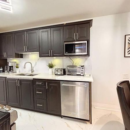 Super Luxury Family Home - 3 Bedrooms, 1 Full Bathroom And 1 Half Washroom With Free Parking, Wifi, Netflix Торонто Екстериор снимка