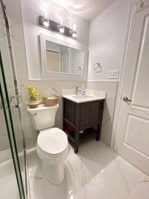 Super Luxury Family Home - 3 Bedrooms, 1 Full Bathroom And 1 Half Washroom With Free Parking, Wifi, Netflix Торонто Екстериор снимка