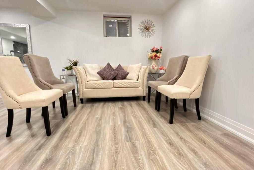 Super Luxury Family Home - 3 Bedrooms, 1 Full Bathroom And 1 Half Washroom With Free Parking, Wifi, Netflix Торонто Екстериор снимка