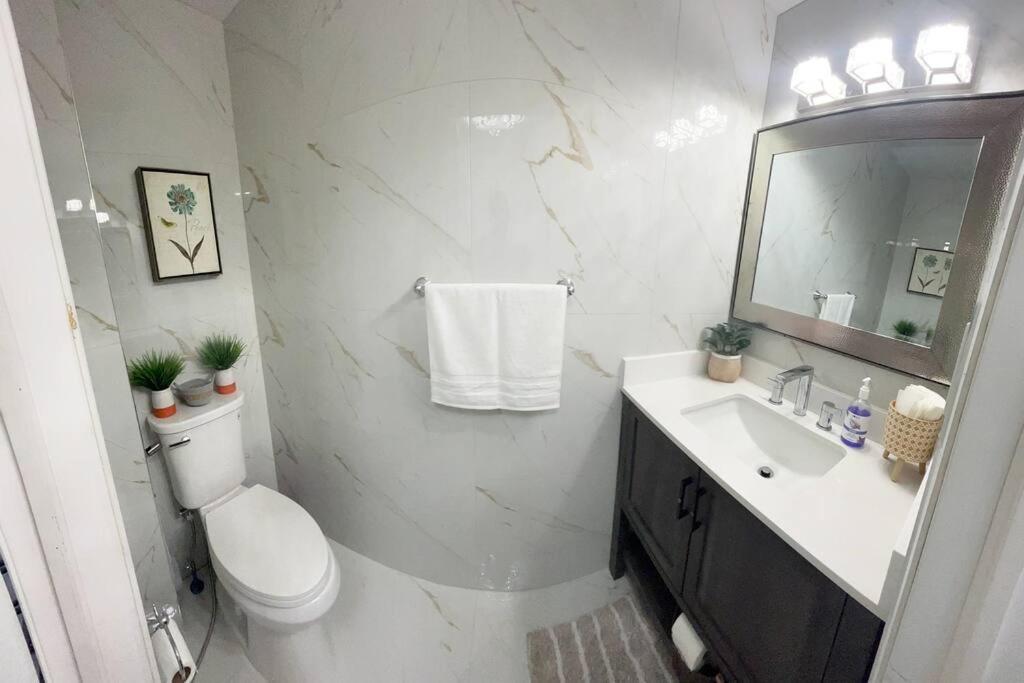 Super Luxury Family Home - 3 Bedrooms, 1 Full Bathroom And 1 Half Washroom With Free Parking, Wifi, Netflix Торонто Екстериор снимка