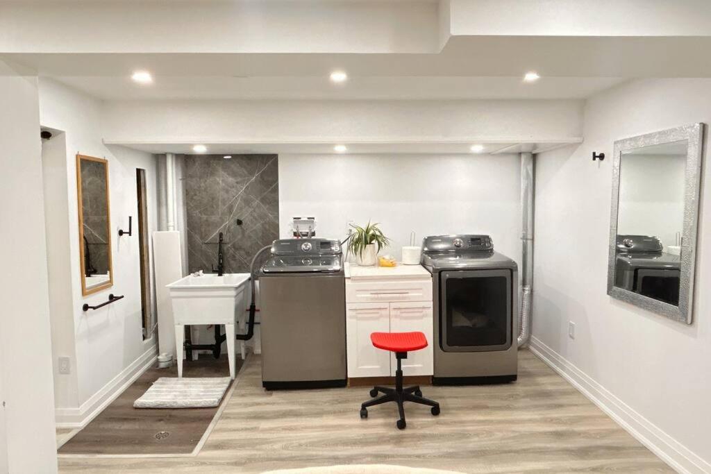 Super Luxury Family Home - 3 Bedrooms, 1 Full Bathroom And 1 Half Washroom With Free Parking, Wifi, Netflix Торонто Екстериор снимка