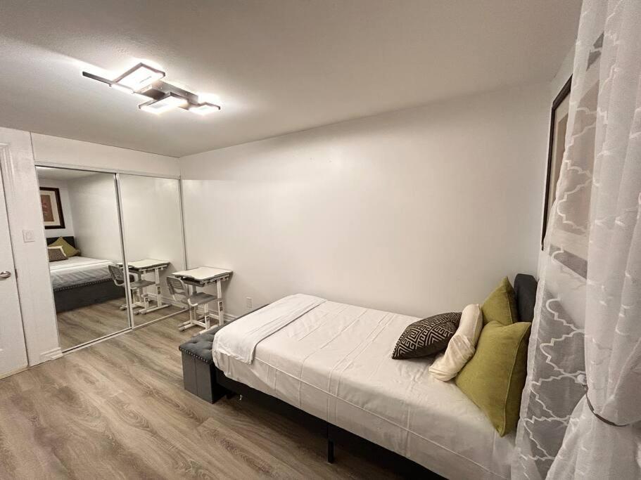 Super Luxury Family Home - 3 Bedrooms, 1 Full Bathroom And 1 Half Washroom With Free Parking, Wifi, Netflix Торонто Екстериор снимка