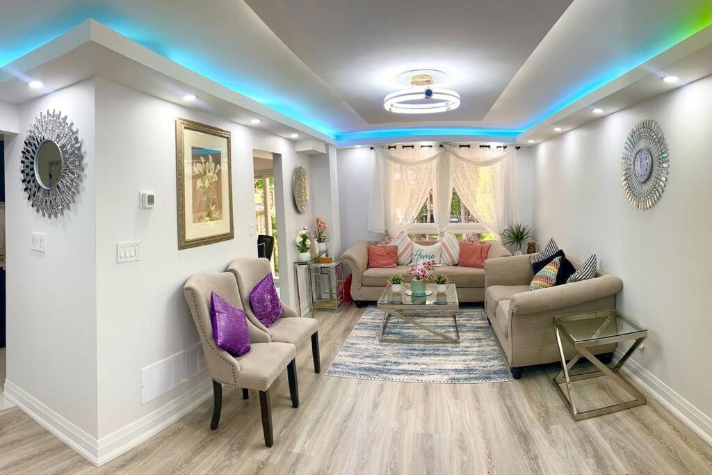 Super Luxury Family Home - 3 Bedrooms, 1 Full Bathroom And 1 Half Washroom With Free Parking, Wifi, Netflix Торонто Екстериор снимка