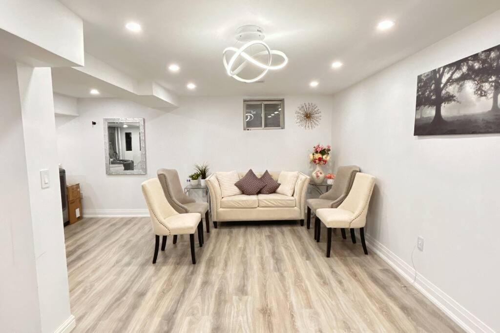 Super Luxury Family Home - 3 Bedrooms, 1 Full Bathroom And 1 Half Washroom With Free Parking, Wifi, Netflix Торонто Екстериор снимка