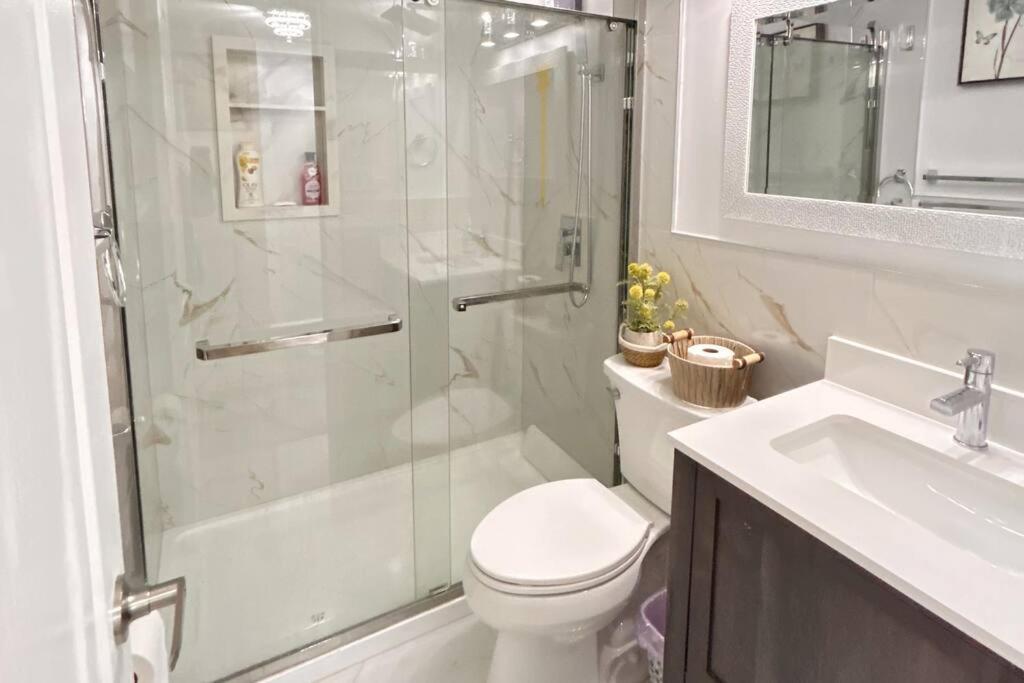Super Luxury Family Home - 3 Bedrooms, 1 Full Bathroom And 1 Half Washroom With Free Parking, Wifi, Netflix Торонто Екстериор снимка