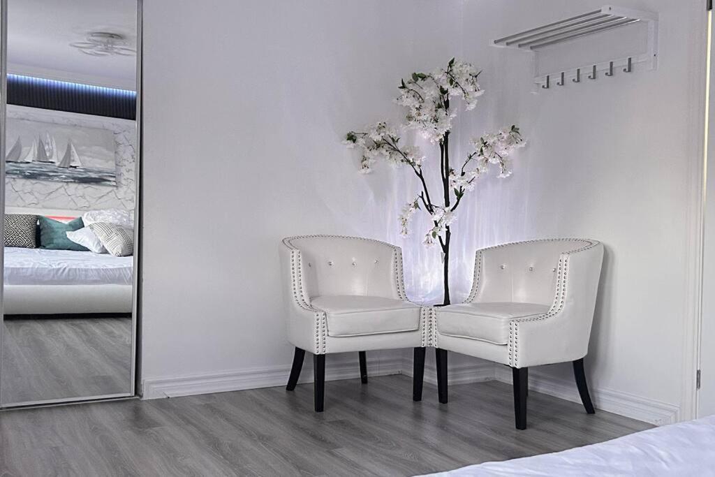 Super Luxury Family Home - 3 Bedrooms, 1 Full Bathroom And 1 Half Washroom With Free Parking, Wifi, Netflix Торонто Екстериор снимка