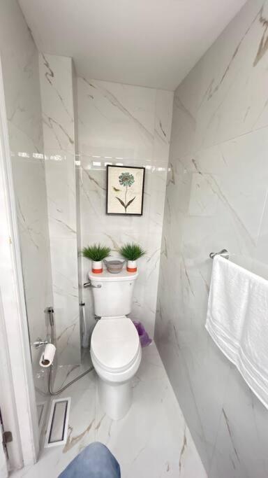 Super Luxury Family Home - 3 Bedrooms, 1 Full Bathroom And 1 Half Washroom With Free Parking, Wifi, Netflix Торонто Екстериор снимка