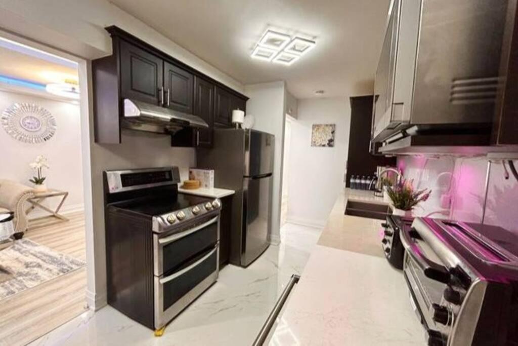 Super Luxury Family Home - 3 Bedrooms, 1 Full Bathroom And 1 Half Washroom With Free Parking, Wifi, Netflix Торонто Екстериор снимка