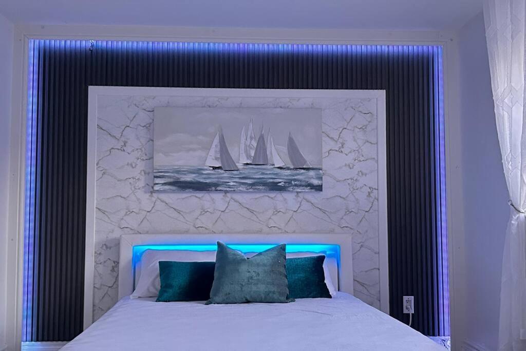 Super Luxury Family Home - 3 Bedrooms, 1 Full Bathroom And 1 Half Washroom With Free Parking, Wifi, Netflix Торонто Екстериор снимка