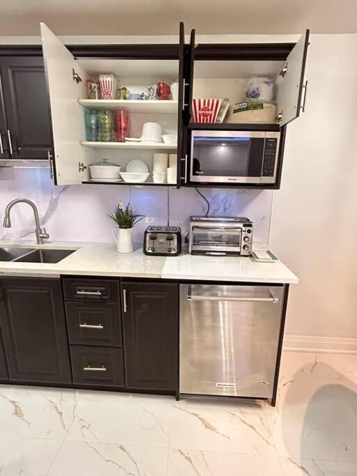 Super Luxury Family Home - 3 Bedrooms, 1 Full Bathroom And 1 Half Washroom With Free Parking, Wifi, Netflix Торонто Екстериор снимка