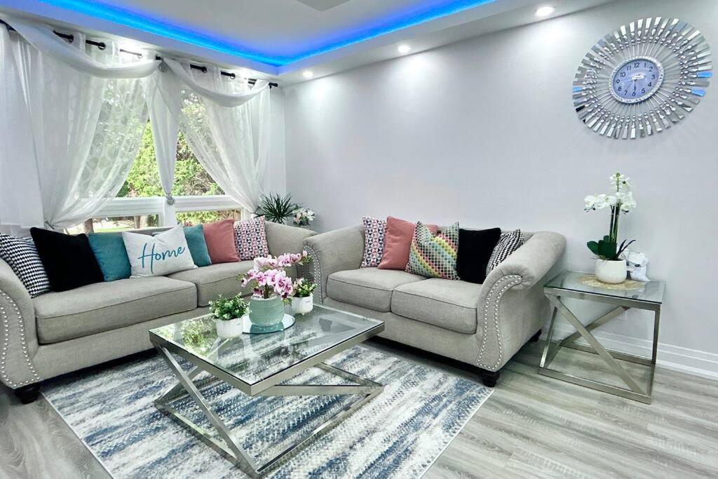 Super Luxury Family Home - 3 Bedrooms, 1 Full Bathroom And 1 Half Washroom With Free Parking, Wifi, Netflix Торонто Екстериор снимка